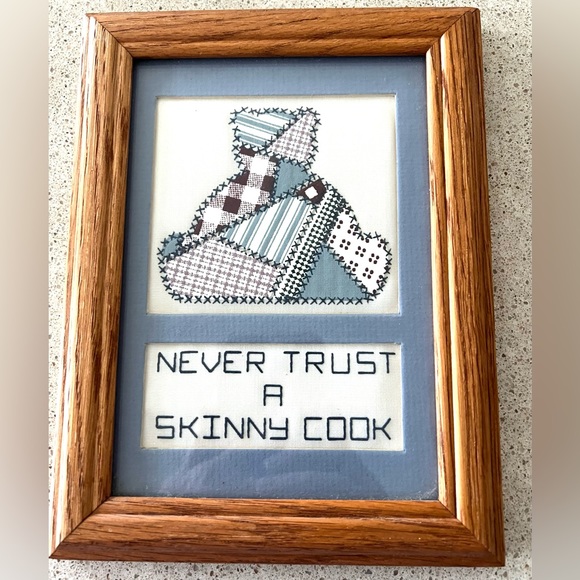 Never Trust A Skinny Cook Vintage hand crafted plaque wall hanging - Picture 1 of 4